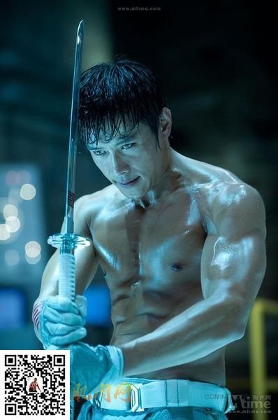 李秉宪饰演的白幽灵显露肌肉 。